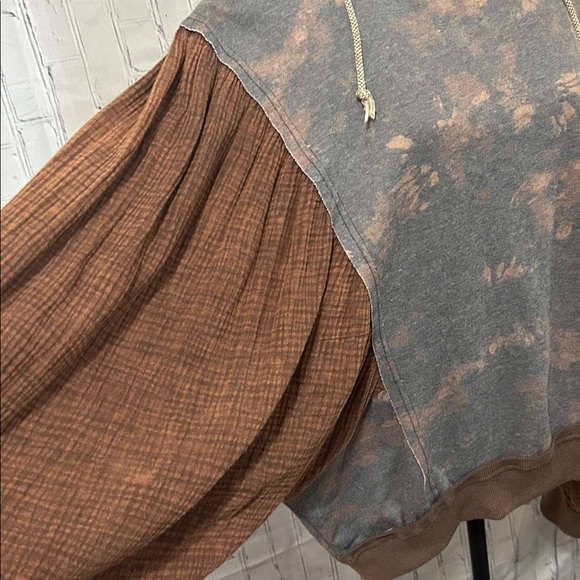 Oli & Hali Two-Tone Hooded Sweatshirt. Size XL - Picture 6 of 7